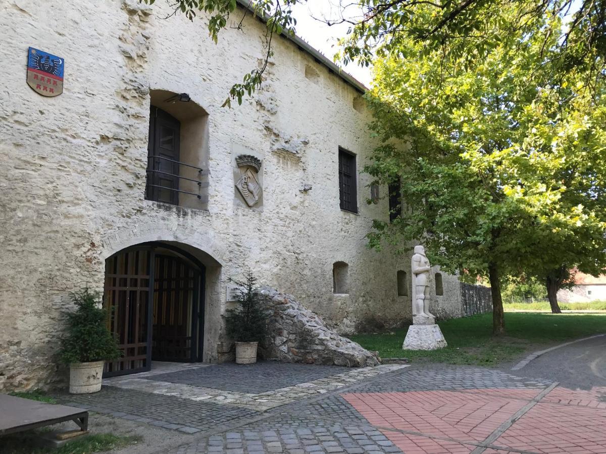 Huszarvar Hotel Kastelyszallo Szerencs Buitenkant foto